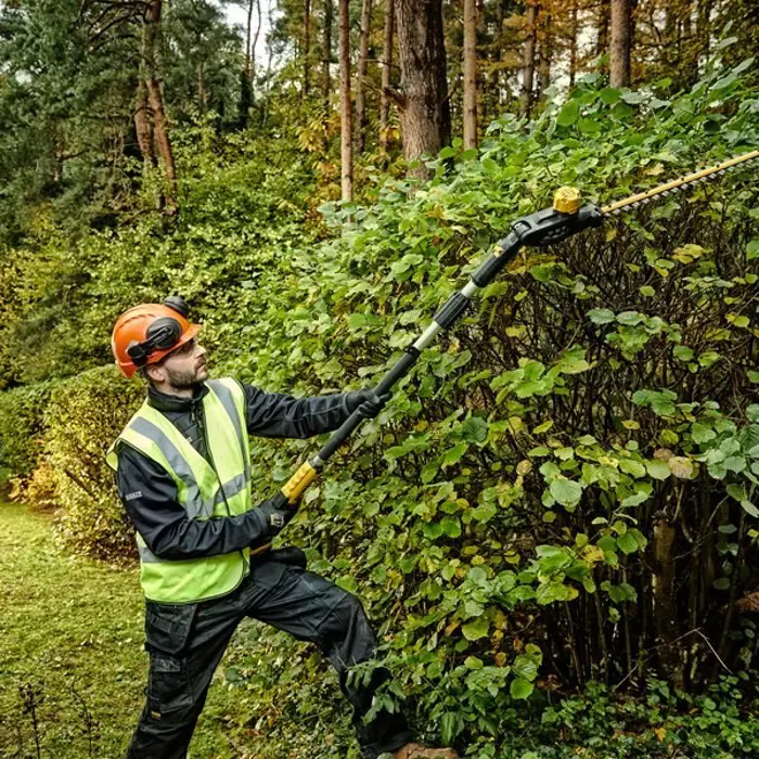 18v-xr-pole-shears-55-boom-up-to-335m-cardboard-62864-wlononwcrcht5.webp