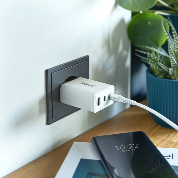 intenso-65w-gan-power-supply-with-2xusb-c-and-1xusb-a-connec-82109-e0006697.webp