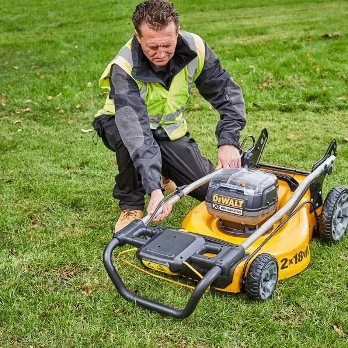 xr-2x18v-lawn-mower-with-aku-5ah-load-48cm-93277-wlononwcree60.webp